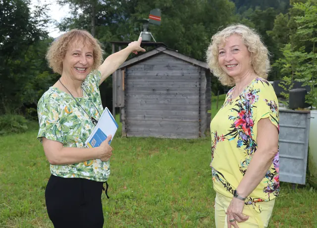 Begutachtung der Pollenfalle: Dozentin Gabriele Weigelhofer, Geschäftsführerin des WasserClusters Lunz mit Landesrätin Eva Prischl am WasserCluster in Lunz am See | Foto: Anton Heinzl