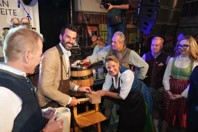 Bieranstich beim Blauen Montag | Foto: FPÖ