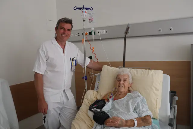 Markus Wille mit der 85-jährigen Patientin Leopoldine Schöfbeck. | Foto: LK Mistelbach