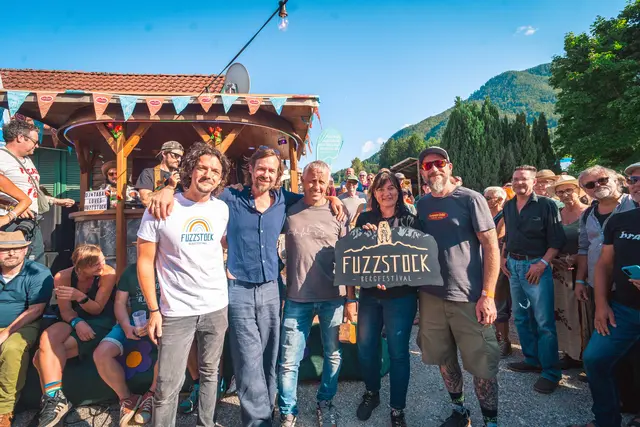 Georg Hochegger (g.l.) und Herwig Fuzzman Zamernik mit Petzen-Bergbahnenchef Franz Skuk, Petzennestbetreiberin Andrea Skuk sowie Alexander "Ferke" Ferk vom Team beim traditionellen Bieranstich. | Foto: DerSchindler/Bernhard Schindler
