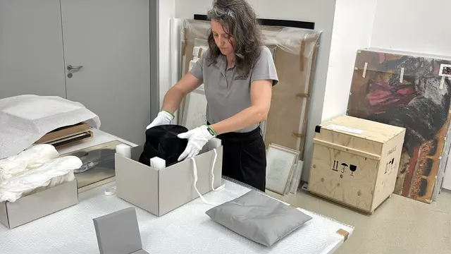 Es geht los: Eleonora Weixelbaumer packt das erste Objekt behutsam aus. | Foto: Lauren Fahrenberger / MeinBezirk