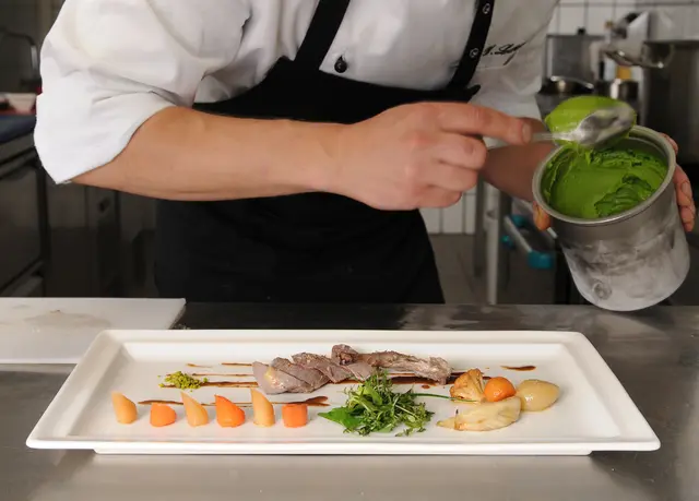 Die Gastronomie ist ständig auf der Suche nach fähigen Mitarbeitern. | Foto: Stefan Gr f/Fotolia