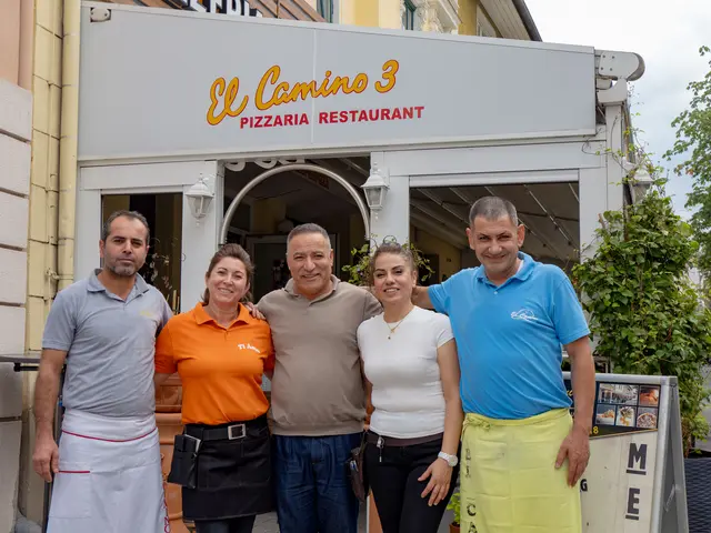 Haci Akbulut (Mitte) mit seinem Team vor dem "El Caminio 3"-Restaurant in Mürzzuschlag. | Foto: Königshofer