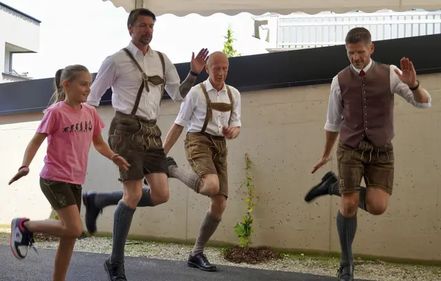 Bürgermeister Herbert Schober (rechts) zeigt sein Schuhplattler-Können. | Foto: Simon Haslauer