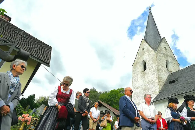 Festlich gekleidete Gäste versammelten sich vor der Kirche in Lebmach zu den Feierlichkeiten des Patroziniums in andächtiger Stimmung. | Foto: Josef Bodner