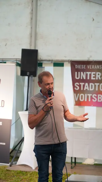 In Vertretung für die Stadtgemeinde Voitsberg richtete Vizebürgermeister Kurt Christof seine Grußworte an das Publikum. „Die Bergrallye Voitsberg-Lobming ist fester Bestandteil in der Region“. | Foto: Jud Motorsport