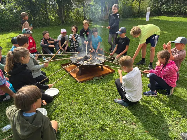 Beim Trofaiacher Ferienspaß wurde nach erfolgreicher Schatzsuche am Lagerfeuer gemeinsam gegrillt. 
 | Foto: ÖAV Trofaiach