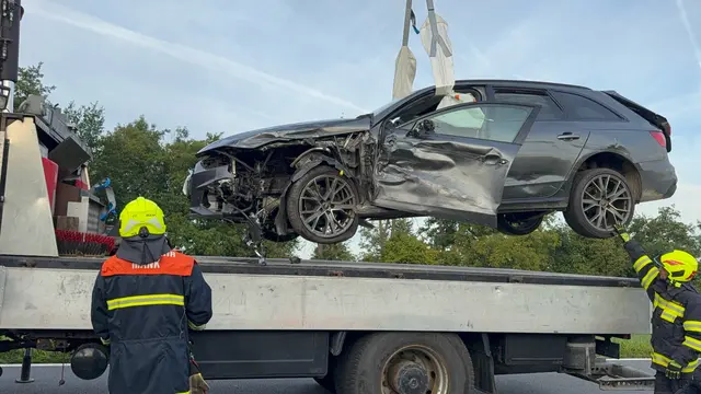Schwer beschädigt sieht der Unfallwagen nach dem Unglück auf der Landstraße bei Mank aus. | Foto: DOKU-NÖ