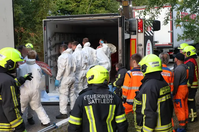 Jedes Stück Fleisch wurde per Hand in einen Ersatz-Anhänger umgeladen. | Foto: laumat.at