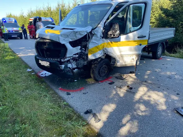 Zum Glück konnten sich die Insassen selbst aus den Fahrzeugen befreien, wie die FF Wolfsbach mitteilte. 