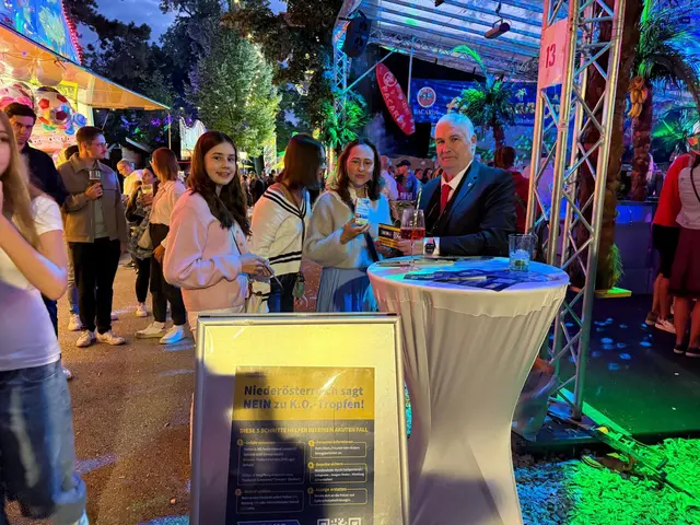 Infostand "Niederösterreich sagt Nein zu K.O.-Tropfen" mit Doris Berger-Grabner und dem Kremser Sicherheitsbeauftragten Andreas Ettenauer und Jugendlichen | Foto: Ettenauer