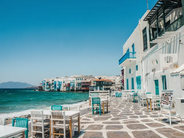 Mykonos, Korfu oder Larnaca warten noch bis in den Spätsommer. | Foto: Johnny Africa/Unsplash