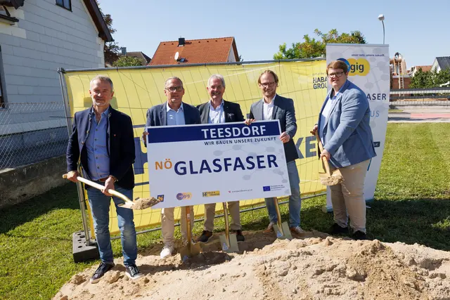Reinhard Baumgartner (CEO nöGIG), Bürgermeister Andreas Hoch, Landtagspräsident Karl Wilfing, Simon Grillitsch (Breitband Holding), Vizebürgermeister Bernhard Pranz. | Foto: Rainer Fehringer