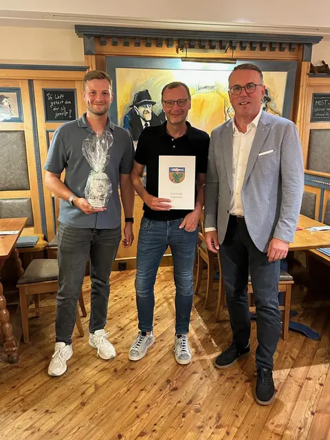 Jens Kallen, Udo Kallen und Ortschef Günther Lengauer. | Foto: Gemeinde Utzenaich