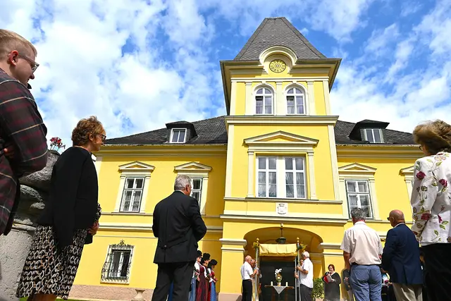 Der zweite Altar für den Festzug war im Eingang des Wutte-Hofs aufgebaut. | Foto: Josef Bodner