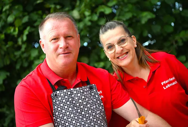 "Ali" Alija Skahic, hier mit Eva Herzog, spendete die Cevapcici und bereitete diese auch zu, eine Geste interkultureller Verbundenheit | Foto: Josef Bodner