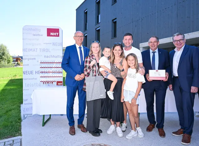 NHT-Geschäftsführer Johannes Tratter freut sich mit LH Anton Mattle, LA Elisabeth Fleischanderl, Familie Mayr-Wallner und Bürgermeister Peter Schwemberger über die gelungene Umsetzung des neuen Vorzeigequartiers in Volders.
 | Foto: NHT/Vandory/Kendlbacher