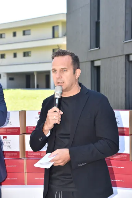 Gemeindevorstand Mario Junker sprach über die Entwicklungen des Projekts. | Foto: NHT/Vandory/Kendlbacher