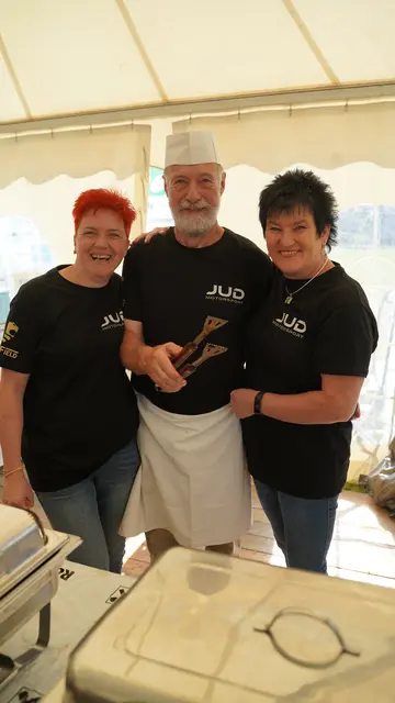 Im Festzelt sorgte das Veranstalterteam für die Kulinarik. | Foto: Jud Motorsport