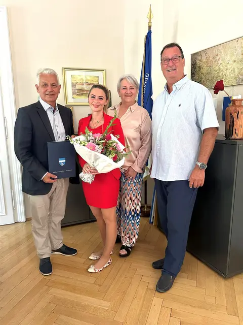 Corinna Cernik (2.v.l.) wurde von Bürgermeister Johann Zeiner im Beisein von SPÖ-Obmann GR Michael Capek und Bezirksfrauenvorsitzender Gaby Steiner als neue SPÖ-Gemeinderätin angelobt. | Foto: Marktgemeinde Maria Enzersdorf