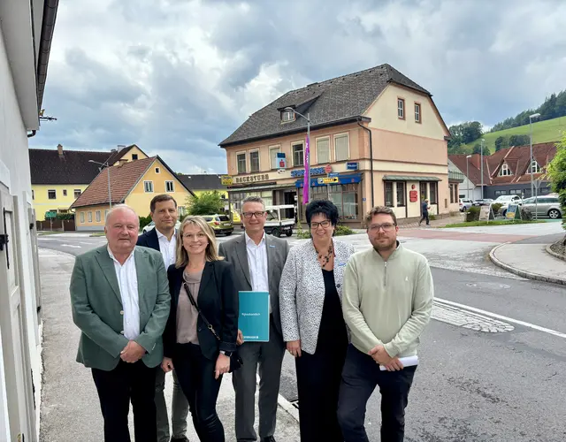 Rudolf Hofbauer (Bürgermeister von Langenwang), Bernd Kohlbacher (Bauherr und Eigentümer), Gabriele Schmid (Vizebürgermeisterin von Langenwang), Herwig Scheiblhofer (Vorsitzender-Stv. des Vorstandes der Sparkasse Mürzzuschlag), Karin Langegger (Vorsitzende des Vorstandes der Sparkasse Mürzzuschlag), Dominik Köck (Geschäftsführer der Bäckerei Köck). | Foto: MeinBezirk/Angelina Koidl