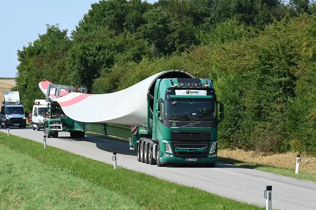 Es herrscht Hochbetrieb auf der Baustelle des neuen Windparks Gnadendorf-Stronsdorf.  | Foto: Markus Göstl