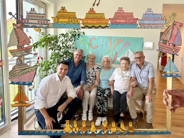 Fotoecke mit Vizebürgermeister Emanuel Stefely, Bürgermeister Karl Huber, Frau Jax, Frau Böhm, Frau Daucher, Vizebürgemeister Manfred Gaßner. | Foto: Gudrun Troyer