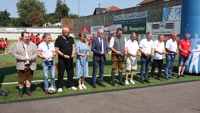 Viele Ehrengäste waren bei der Eröffnung des neuen Kunstrasen-Platzes dabei.  | Foto: Union Ikuna Natternbach