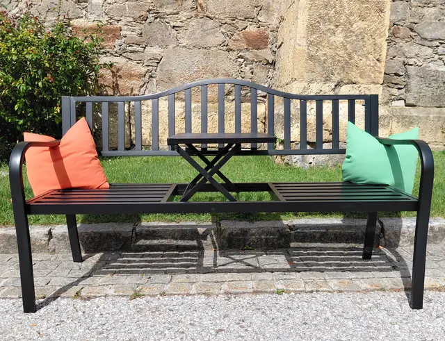 Rund um die Kirche stehen  gemütlichen Bänke  | Foto: H.Bachinger