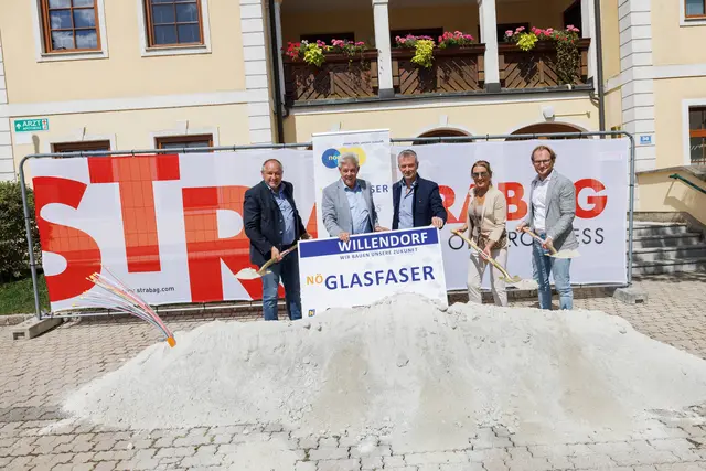 Willendorfs ÖVP-Bürgermeister Hannes Bauer, LA Hermann Hauer (ÖVP), Reinhard Baumgartner (CEO nöGIG), Vizebürgermeisterin Angela Reiterer (ÖVP), Simon Grillitsch (Breitband Holding).  | Foto: Rainer Fehringer