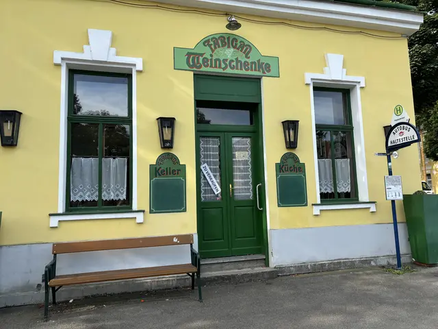 Die Stammgäste würden ebenso wie die ehemalige Wirtin bereits auf eine Neueröffnung warten.  | Foto: Luca Arztmann/MeinBezirk