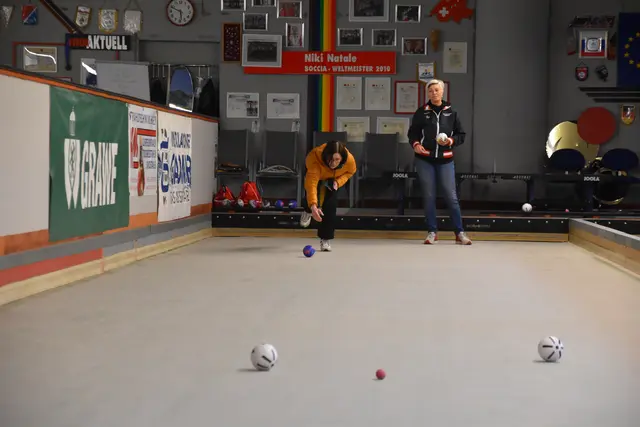 Der Boccia-Verein ESK Tivoli feiert sein 75-jähriges Jubiläum. Im Bild: Obfrau Beate Reinalter (rechts) mit Teamkollegin Regina. | Foto: Michael Steger