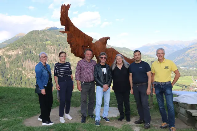 Bürgermeister Johann Thaler (2.v.l.) mit Künstler Hans-Peter Profunser (3.v.l.) und Gemeinderatsmitglieder bei der Einweihungsfeier | Foto: Heidi Schober