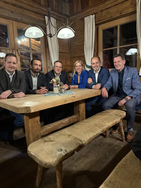Roman Thaler (Bürgermeister Itter), Anil Dönmez, Klubobmann und NR August Wöginger, LA Katrin Brugger, NR Josef Hechenberger und Paul Sieberer (Bürgermeister Hopfgarten) (v. li.) beim Volkspartei-Sommerhoagascht. | Foto: Marina Staffner