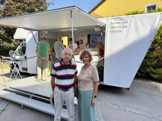 Besucher der Infotour Friedrich Brunner und Bürgermeisterin Zeiselmauer Regina Blondiau-Köllner. | Foto: EVN