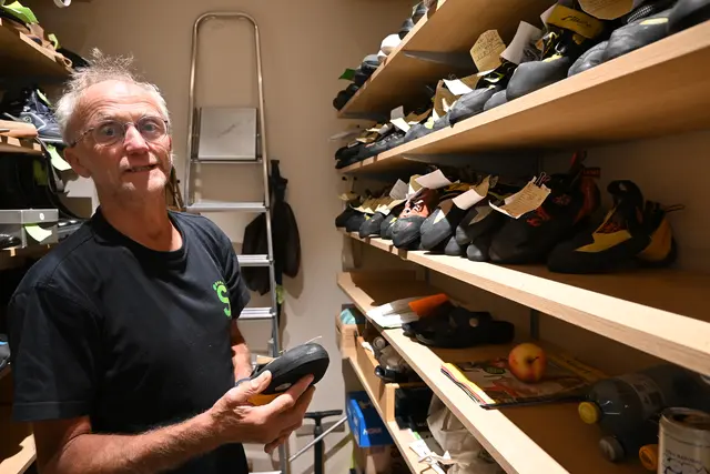 Geschäftsführer, Orthopädieschuhmachermeister, Schuhmachermeister und Sensomotoriktechniker: Adolf Staudinger zeigt MeinBezirk, die frisch besohlten Kletterschuhe. | Foto: Königer