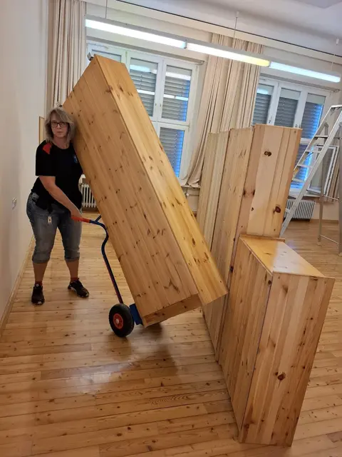 Bei den Vorbereitungen auf das neue Schuljahr ist viel Muskelschmalz gefragt. | Foto: Stelzer