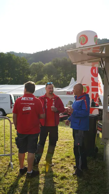Fahrerinnen und Fahrer starteten den Tag mit einem heißen Kaffee am Start-Stand. | Foto: Jud Motorsport