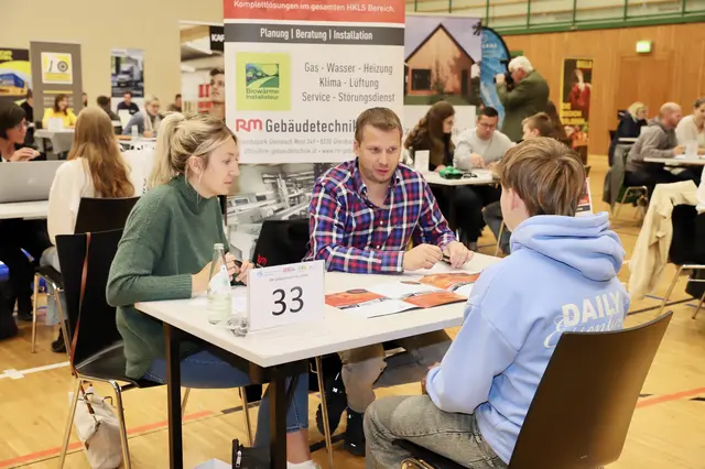 Das Motto des Lehrlings-Speed-Datings lautet: In zehn Minuten den ganz persönlichen Traumjob finden. | Foto: Alfred Mayer