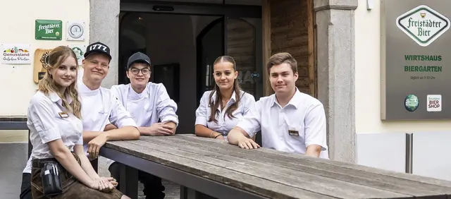 Lehrlingsquintett (von links): Alina Pappel (17, Restaurant-Fachfrau, Windhaag), Michael Aigner (17, Koch, Neumarkt), Jakob Lengauer (17, Gastronomie-Fachmann, Gutau), Elena Pichler (17, Restaurant-Fachfrau, Neumarkt) und Leon Rampetsreiter (16, Gastronomie-Fachmann, Gutau). | Foto: Brauhaus Freistadt