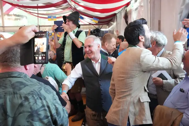 Politiker kommen im Festzelt an | Foto: FPÖ