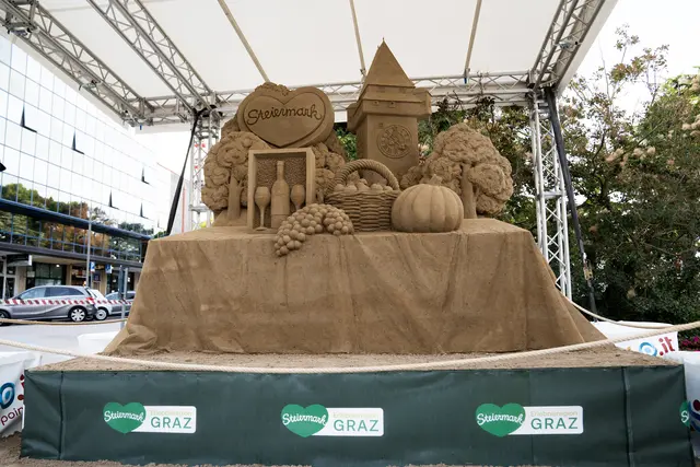 Zum Auftakt der großen Tourismus-Kampagne wurde eine überlebensgroße Sandskulptur mit Steiermark-Branding in Jesolo enthüllt. 
 | Foto: Markus Tischhart