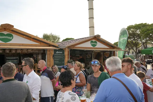 Ungewohntes Bild: Besucherinnen und Besucher des italienischen Urlaubsortes Jesolo können sich aktuell steirische Schmankerl schmecken lassen und so "Gusto" auf einen Urlaub in der Steiermark holen.  | Foto: Markus Tischhart