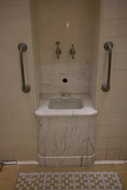 Relikt einer dekadenten Ära: das Becken, um sich zu übergeben. | Foto: Santrucek