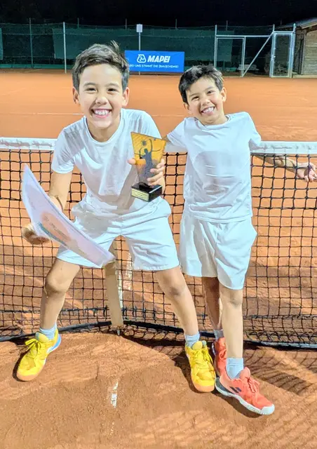 Die Brüder Jonas (9) und Niklas (6) bei ihrem ersten großen Turnier  | Foto: privat
