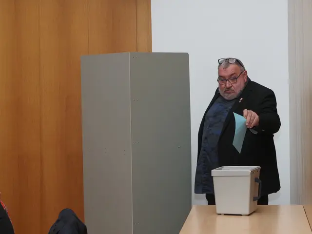 Thomas Hardteck bei seiner ersten Gemeinderatssitzung. Nun wurde er aus der FPÖ wegen seiner bedenklichen Äußerungen entfernt. | Foto: Santrucek