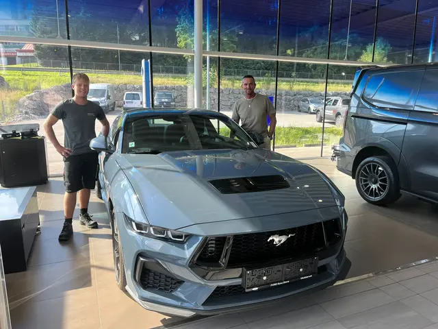 LehrlingsRedakteur Tobias Zoister (l.) spricht mit Geschäftsleiter Franz Dudda (r.) über dessen Karriere im Ford-4you-Store. | Foto: Frank Schneider