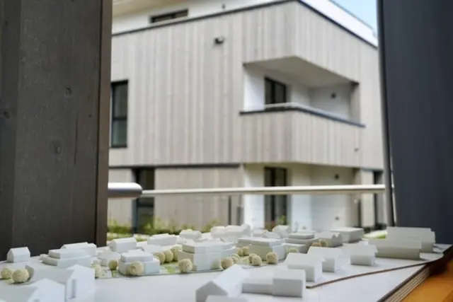 Mittlerweile mehr als nur ein Modell: Heute fand die feierliche Schlüsselübergabe der neuen Wohnungen in der "Neuen Heimat 2.0" in Grödig statt. | Foto: Simon Haslauer