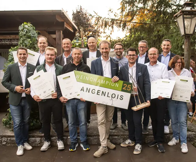 v.li.n.re./hinten: Hannes Reithmaier, Peter Schweiger, Bruno Kirschbaum, Christian Kittenberger, Vbgm. Leopold Groiß und Ursin Haus GF Wolfgang Schwarz

v.li.n.re./vorne: Nabg. Lukas Brandweiner, Daniel Groll, Gerhard Kirschner, Obmann Weinbauverein Robert Herbst, Johannes und Karl Haimerl, Eva Steininger | Foto: Point of View