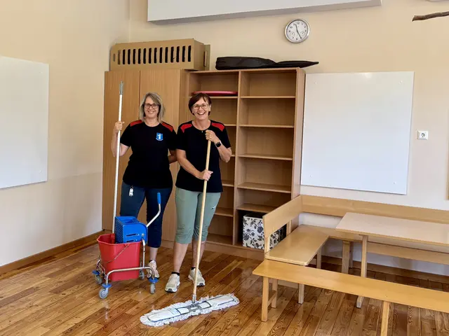 Mit viel Fleiß, Muskelschmalz, aber auch stets gut laufendem Schmäh bringen Carmen Ertl und Burgi Stelzer (v. r.) gemeinsam mit ihrer neuen Kollegin Andrea Pfeifer (hier nicht am Bild) die über 100 Jahre alte Volksschule Grazerstraße in Pöllau für das neue Schuljahr wieder auf Vordermann. | Foto: Margot Jeitler